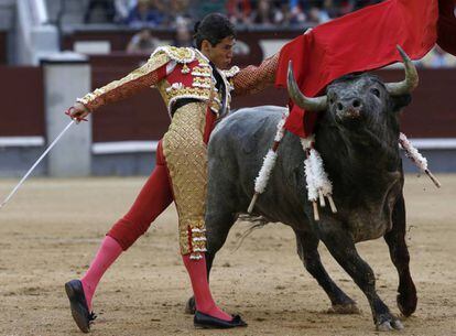 El mexicano Diego Silveti, en su primer toro de la novena corrida de la feria de San Isidro, hoy sábado en Las Ventas.