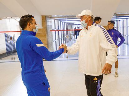 Xavi y Ancelotti se saludan en Riad, antes del duelo Barcelona-Madrid de la Supercopa