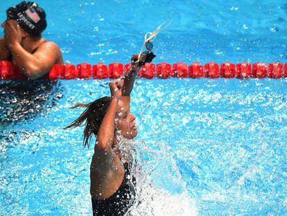 Pellegrini celebra su victoria con Ledecky al lado