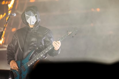 Christopher Wolstenholme, bajo, detrás de una máscara en el inicio del espectáculo.