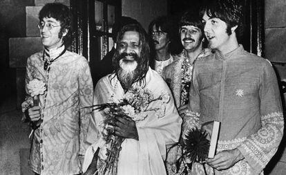 Los Beatles (&iquest;los conoces?) y el gur&uacute; Maharishi Mahesh Yogi, en Gales en agosto de 1967. Acabaron tarifando....