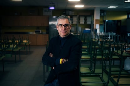 José Blas García, alcalde de Ames, posa en el comedor del colegio público Agro do Muíño.