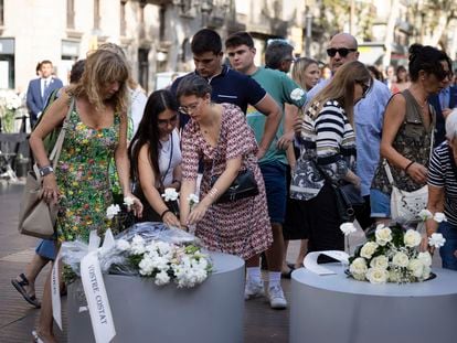 Familiares de las víctimas realizan, el pasado 17 de agosto, una ofrenda floral en Las Ramblas en el homenaje a las víctimas en el sexto aniversario de los atentados de Barcelona.