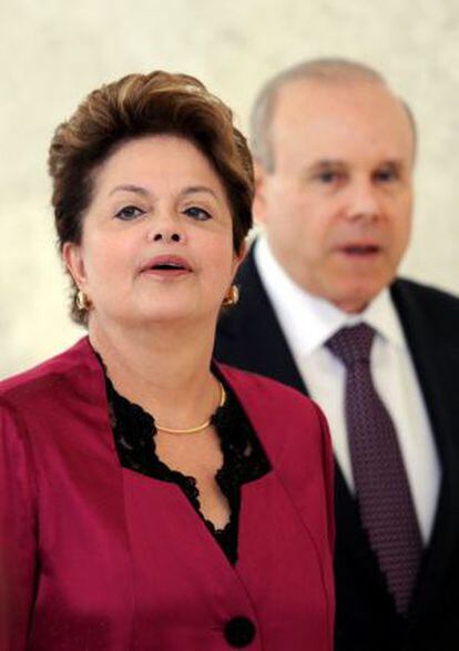 La presidenta de Brasil, Dilma Rousseff, junto al ministro de Hacienda, Guido Mantega.