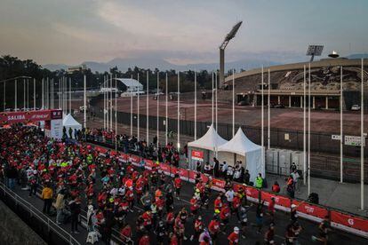 La edición XXXVIII del maratón de la Ciudad de México inició a un costado del Estadio Olímpico Universitario de la Universidad Nacional Autónoma de México.