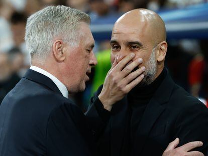 Ancelotti y Guardiola se saludan el martes pasado en el Santiago Bernabéu antes del partido entre el Madrid y el City de cuartos de Champions.