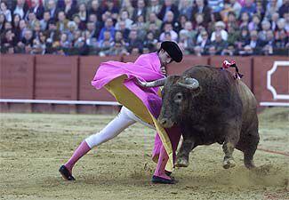 Matías Tejela, en un lance a su primer toro, al que le cortó una oreja.