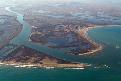 Desembocadura del río Ebro, cuyo delta está en regresión.