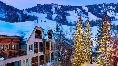 The Little Nell (Aspen, Estados Unidos)

Amantes de la nieve, este será vuestro refugio. El hotel tiene entrada y salida directas a las pistas de esquí, piscina climatizada y jacuzzi al aire libre y unas cuantas obras de arte empapelando sus paredes. Las vacaciones de invierno perfectas.