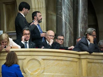 El expresidente de la Generalitat, Artur Mas (segundo por la izquierda), junto a los expresidentes de la cámara catalana Núria de Gispert (izquierda), Joan Rigol y Ernest Benach, siguen el pleno del Parlament.