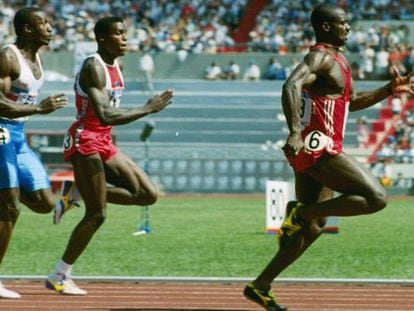 Johnson lidera la final de los 100m en Seúl 88, seguido de Lewis y Christie.