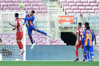 Araujo trata de rematar ante la portería del Atlético.
