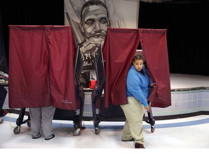 Una dona surt d'una cabina de votació al col·legi Martin Luther King, a Nova Orleans.