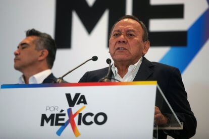 El dirigente nacional del PRD, Jesús Zambrano, habla durante una conferencia de prensa de la coalición Va por México, en Ciudad de México, este lunes.
