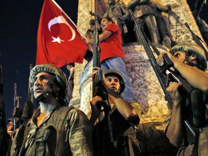 Soldados turcos tras el intento de golpe de Estado en julio de 2016.