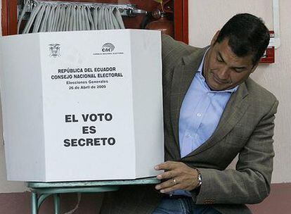 El presidente de Ecuador, Rafael Correa, se dispone a votar en un colegio de Quito.
