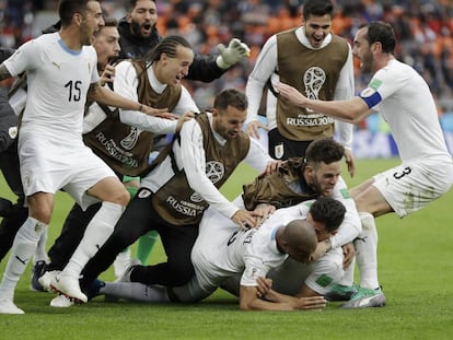 Los jugadores de Uruguay celebran el gol de Giménez ante Egipto.