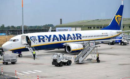 Un avión de Ryanair estacionado en la pista en el aeropuerto de Weeze, Alemania.