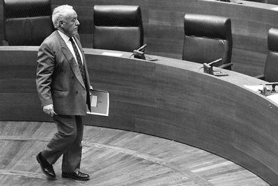 Joaquín Colomer, en el Parlamento de Valencia, en 1990.