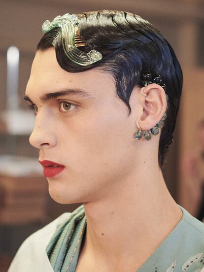 Un modelo durante el desfile de Kim Jones de alta costura primavera-verano 2021.