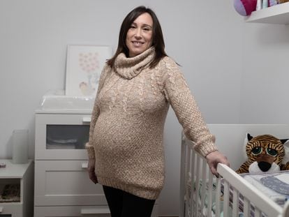 Nuria Ramírez, que recibió las dos dosis de la vacuna ya embarazada, en su casa de Esplugues de Llobregat.
