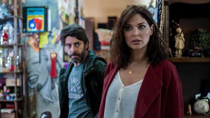 Eduardo Noriega y Blanca Soto, en una imagen de la serie 'No te puedes esconder'.