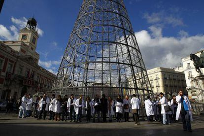 Momento de la concentración de médicos y residentes en la Puerta del Sol.
