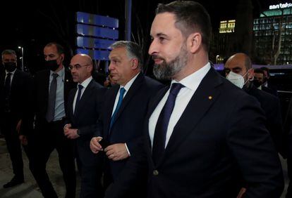 El primer ministro de Hungría, Viktor Orbán (segundo por la derecha), es recibido por el líder de Vox, Santiago Abascal (a la derecha), en enero de 2022 en Madrid.