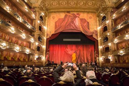 El Teatro Colón reabrió sus puertas al público este viernes, 2 de julio, con la función que ofreció la Orquesta Filarmónica de Buenos Aires.