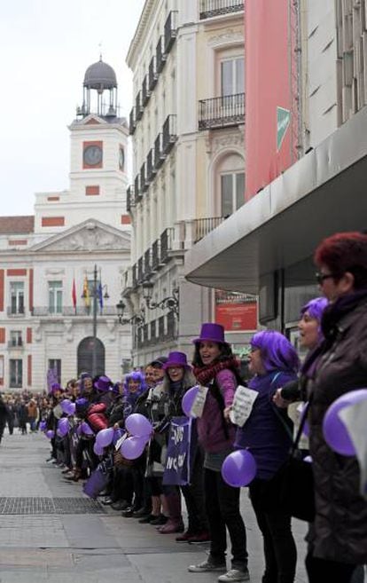 Más de 8.000 mujeres han rodeado este sábado por la mañana el centro de Madrid. En la imagen, la cadena humana bajando desde Callao hasta la Puerta del Sol. 