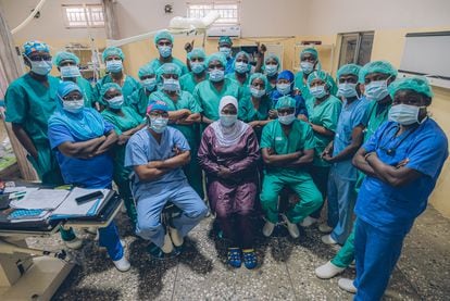 Los supervivientes del noma quedan con heridas graves que dificultan comer, hablar, ver o respirar. Además, viven con secuelas como la desfiguración del rostro. Cuatro veces al año, un equipo de cirujanos plásticos y maxilofaciales, anestesiólogos y enfermeras de varios países llega al Hospital Sokoto Noma, en Nigeria, para realizar cirugías reconstructivas. En quirófano, el equipo pasa varias horas atendiendo los casos más complicados.