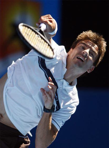 Tommy Robredo ejecuta un saque en su partido ante Andy Roddick