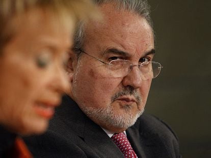 Pedro Solbes, durante su comparecencia ayer tras el Consejo de Ministros.