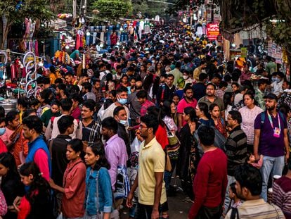 Un mercado lleno de gente en Nueva Delhi, India.