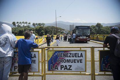 Un autobús venezolano transporta a escolares, enfermos y demás ciudadanos hasta el puente Simón Bolívar cada día.