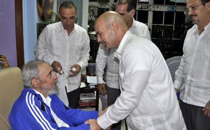 Fidel Castro recibe a tres de los llamados Cinco Cubanos, dos meses después de su puesta en libertad en EE UU.