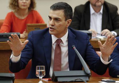 Pedro Sánchez, secretario general del PSOE, ayer durante la reunión de su grupo parlamentario en el Congreso.