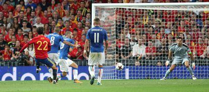 Isco dispara para hacer el segundo gol.
