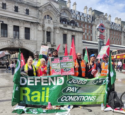 Un piquete informativo de los trabjadores de los ferrocarriles, este jueves, en la Estación Victoria de Londres