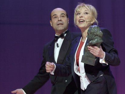 La actriz Rosa Maria Sardà abandona el escenario junto al actor Antonio Resines tras entregarle el Goya a la Mejor Interpretación Femenina de Reparto por su interpretación en 'Sin vergüenza', en el 2002.