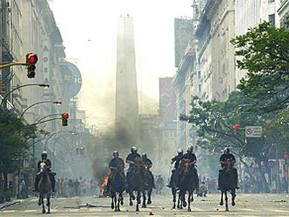 La policía carga a caballo contra los manifestantes en la avenida de Santa Fe, ante el Obelisco.