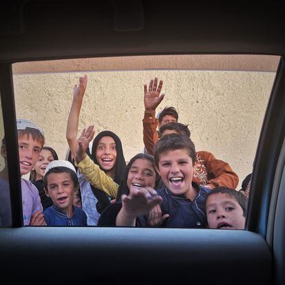 Un grupo de niños saludaba al reportero en una zona rural de la provincia de Kandahar.