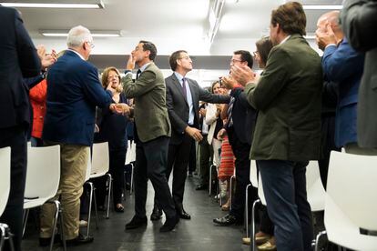 El presidente del PP, Alberto Núñez Feijóo, y el presidente andaluz, Juan Manuel Moreno, saludaban el día 21 a los miembros de la Junta Directiva Nacional del PP en su reunión en la sede del partido en Madrid.