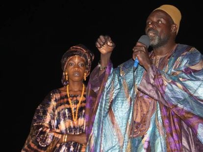 Ngary Niang, griot de Ndiebene, durante una ceremonia en la plaza del pueblo. 