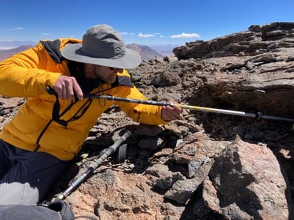 Jay Storz digs to find mummified mice at the summit of the Púlar Volcano, 6,233 meters high.