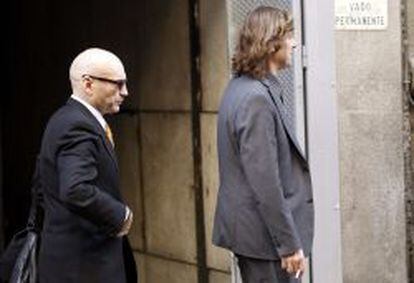 El juez Santiago Pedraz, con traje gris, saliendo de la Audiencia Nacional.