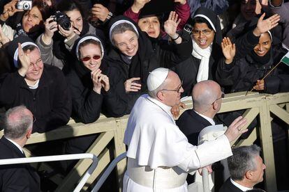 El papa Francisco saluda a miles fieles desde el "papamóvil" a su llegada a la plaza de San Pedro en el Vaticano.