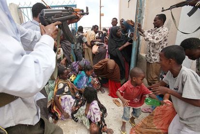 Tumulto de refugiados somalíes ante el hospital de campaña de una organización humanitaria sudafricana en Mogadiscio, el pasado día 8.