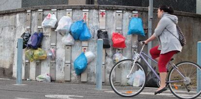 Imagen de los colgadores donde los vecinos de Usurbil (Gipuzkoa) colocan las bolsas de basura.