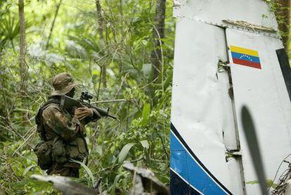 Un soldado de Guatemala vigila una avioneta con bandera venezolana durante una operación antidroga en la frontera con México, en 2006.